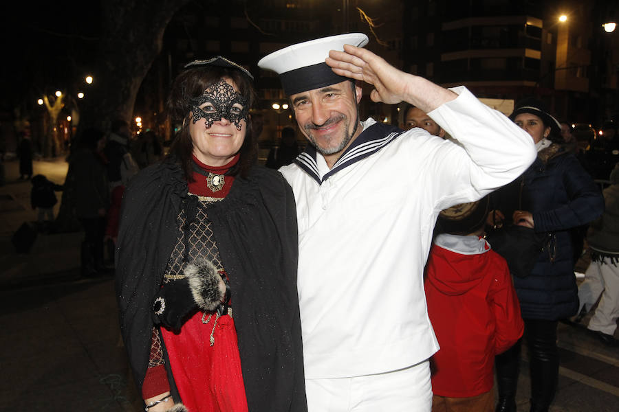 Cientos de gijoneses y visitantes disfrutaron de una fría noche de carnaval