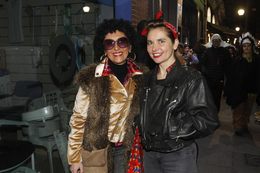 Cientos de gijoneses y visitantes disfrutaron de una fría noche de carnaval