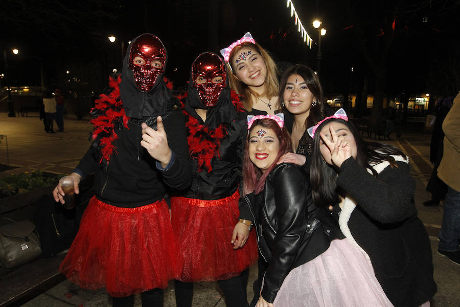 Cientos de gijoneses y visitantes disfrutaron de una fría noche de carnaval