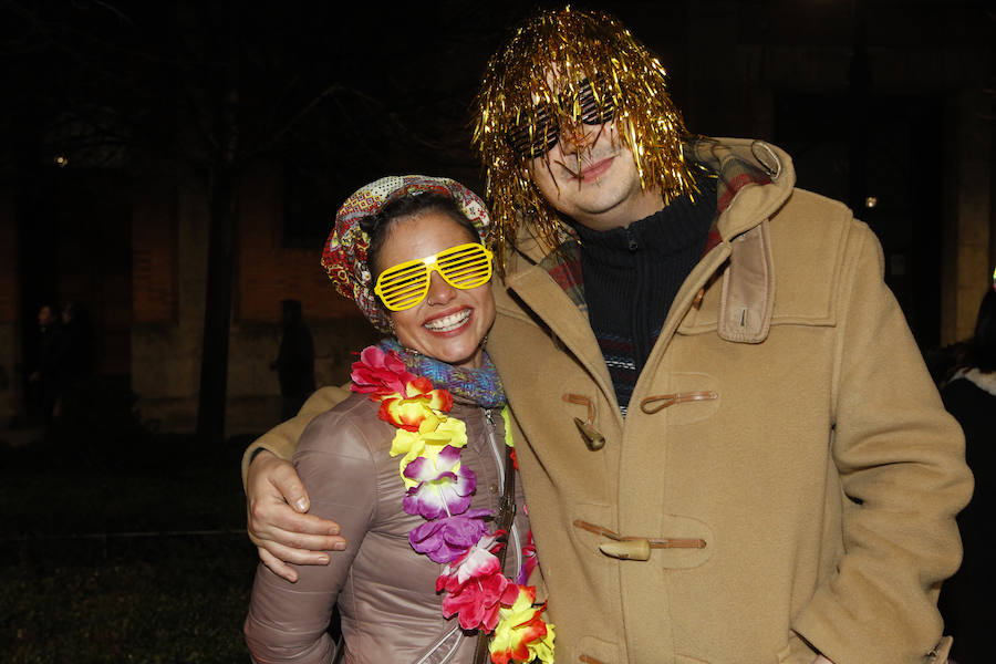 Cientos de gijoneses y visitantes disfrutaron de una fría noche de carnaval