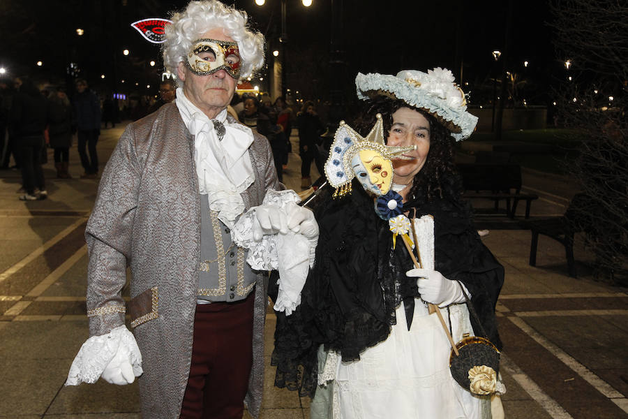 Cientos de gijoneses y visitantes disfrutaron de una fría noche de carnaval