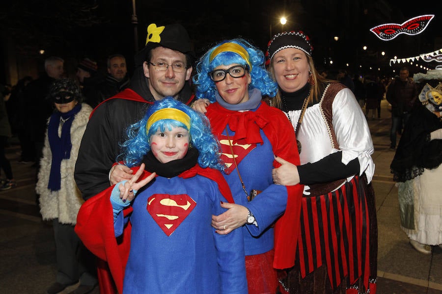 Cientos de gijoneses y visitantes disfrutaron de una fría noche de carnaval