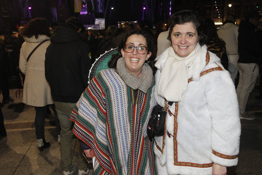 Cientos de gijoneses y visitantes disfrutaron de una fría noche de carnaval