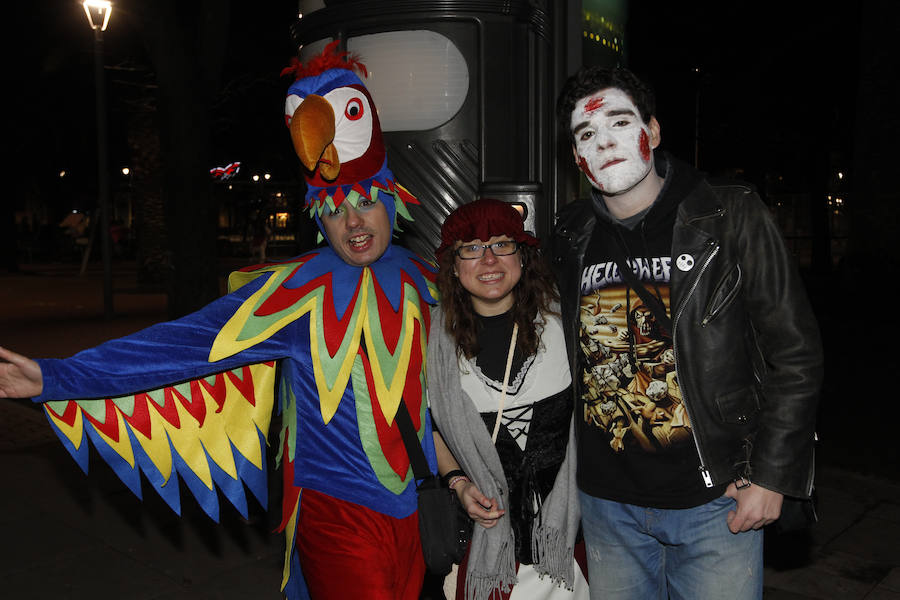 Cientos de gijoneses y visitantes disfrutaron de una fría noche de carnaval