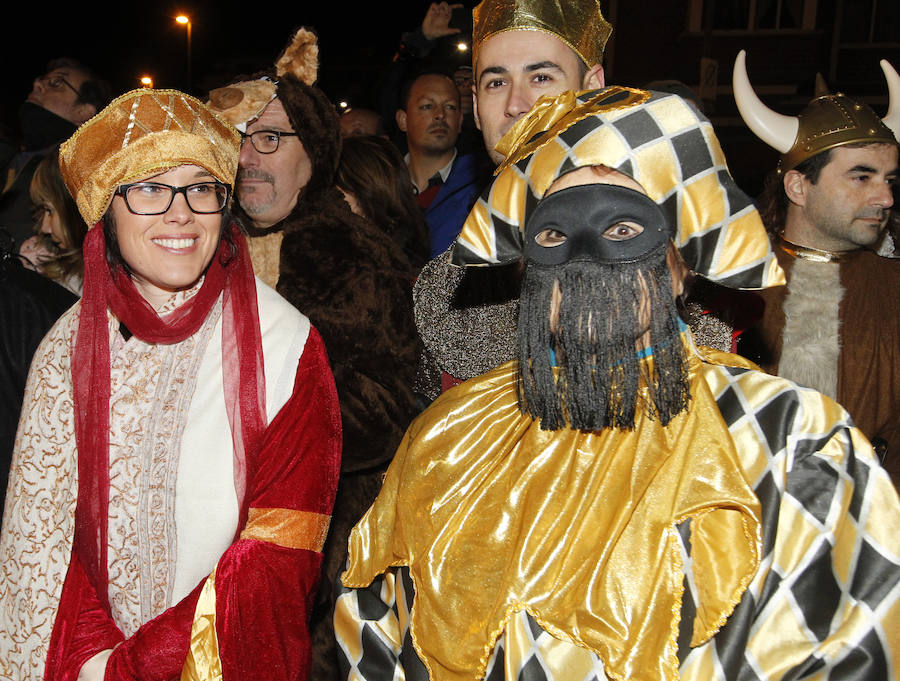 Cientos de gijoneses y visitantes disfrutaron de una fría noche de carnaval