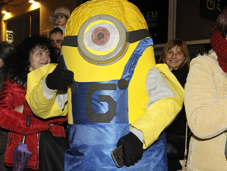 Cientos de gijoneses y visitantes disfrutaron de una fría noche de carnaval