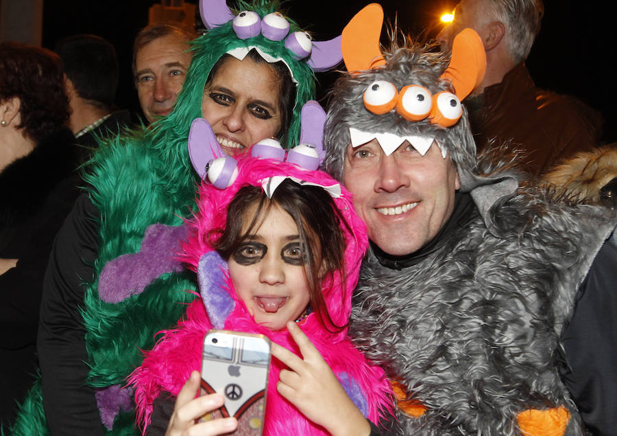 Cientos de gijoneses y visitantes disfrutaron de una fría noche de carnaval