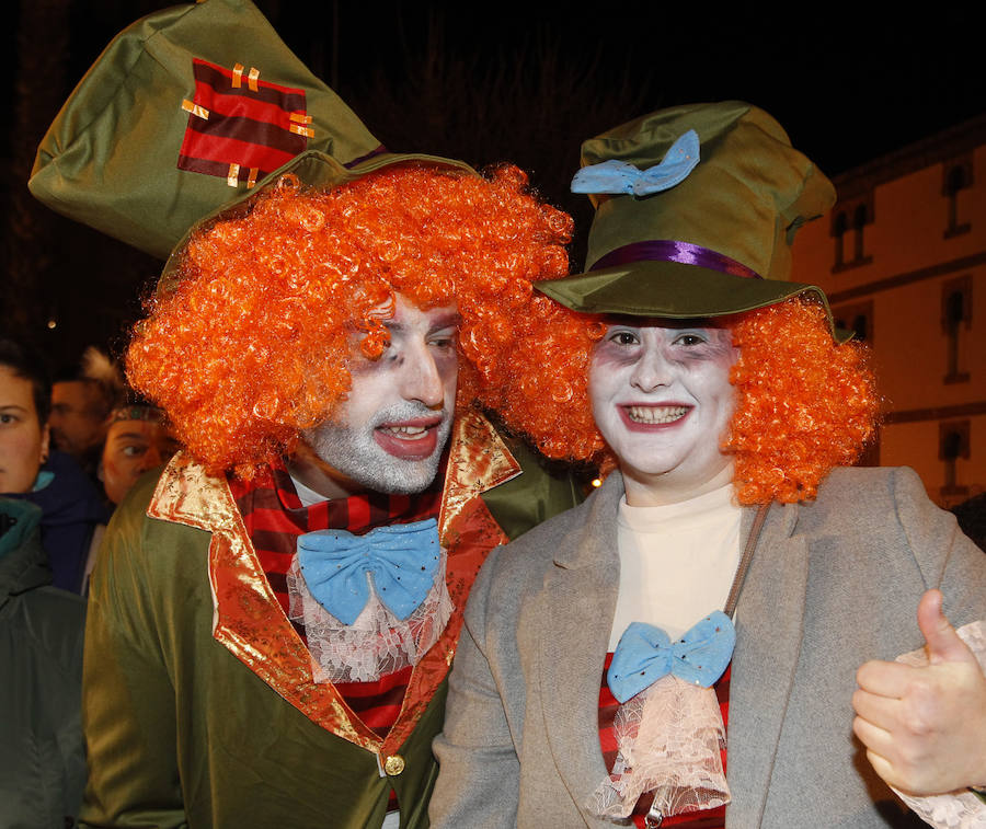 Cientos de gijoneses y visitantes disfrutaron de una fría noche de carnaval