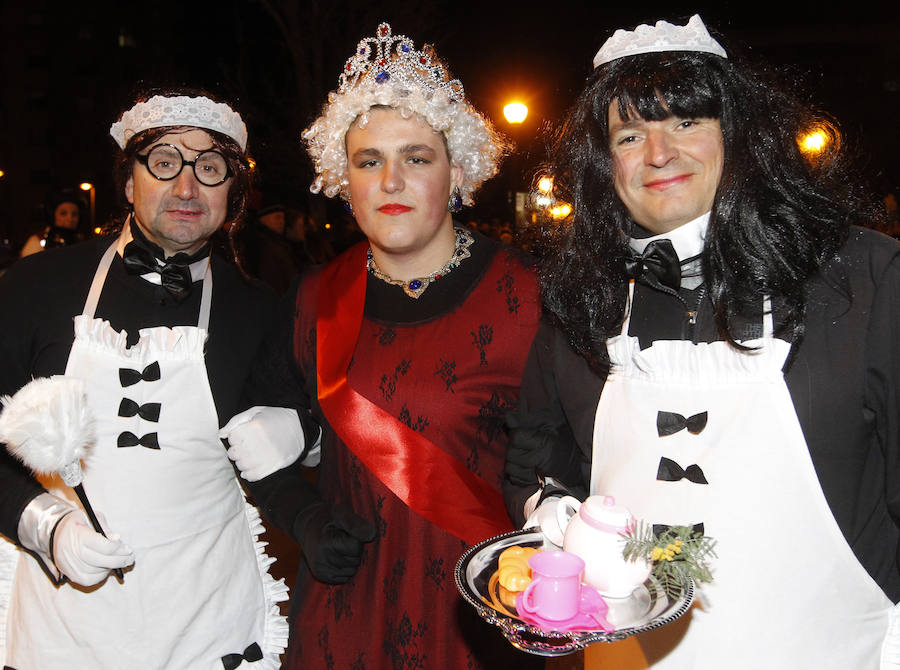 Cientos de gijoneses y visitantes disfrutaron de una fría noche de carnaval