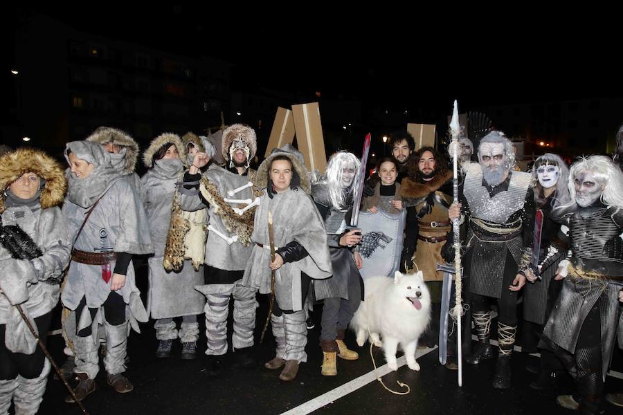 Los disfraces de Juego de Tronos, la exitosa serie de la HBO, fueron protagonistas en el desfile riosellano