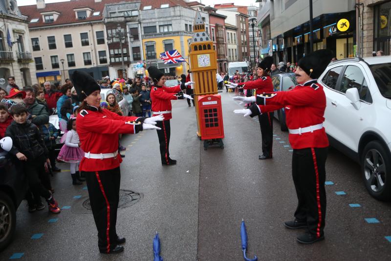 Los vecinos del concejo eligieron el séptimo arte para como inspiración de unos disfraces que lucieron pese a la lluvia