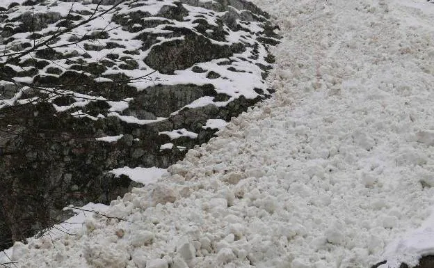 Avalancha de nieve y tierra en Tielve, Cabrales. 