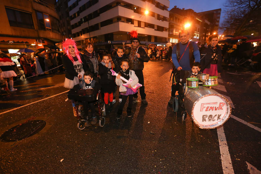 Centenares de avilesinos participan en el gran desfile de antroxu 