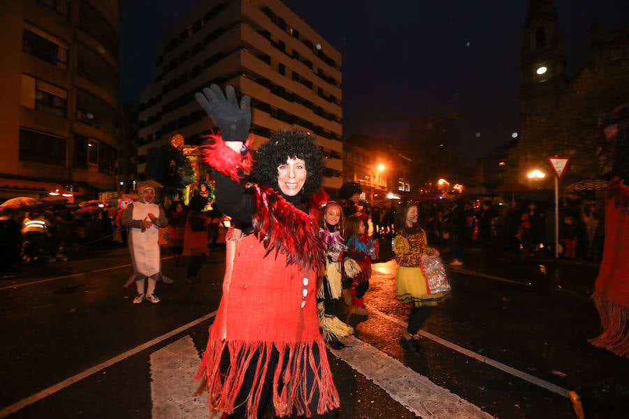 Centenares de avilesinos participan en el gran desfile de antroxu 