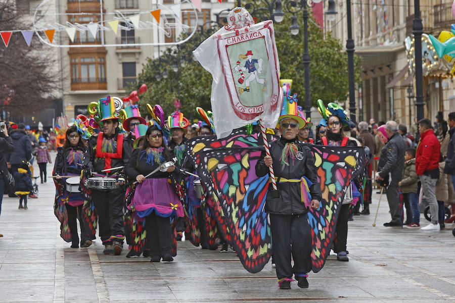 Las charangas gijonesas no perdieron la gracia ni aún bajo la lluvia. Begoña se convirtió en su pasarela camino al escenario que encumbraría este martes a Los Restallones como reyes del Carnaval de Gijón 2018