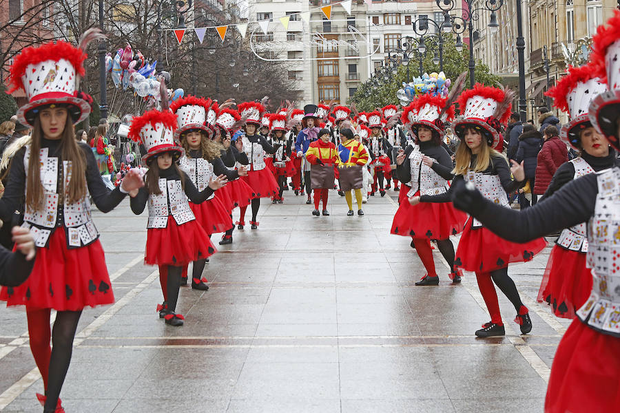 Las charangas gijonesas no perdieron la gracia ni aún bajo la lluvia. Begoña se convirtió en su pasarela camino al escenario que encumbraría este martes a Los Restallones como reyes del Carnaval de Gijón 2018