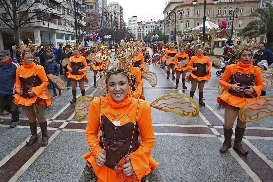 Las charangas gijonesas no perdieron la gracia ni aún bajo la lluvia. Begoña se convirtió en su pasarela camino al escenario que encumbraría este martes a Los Restallones como reyes del Carnaval de Gijón 2018