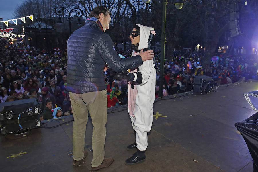 Las charangas gijonesas no perdieron la gracia ni aún bajo la lluvia. Begoña se convirtió en su pasarela camino al escenario que encumbraría este martes a Los Restallones como reyes del Carnaval de Gijón 2018