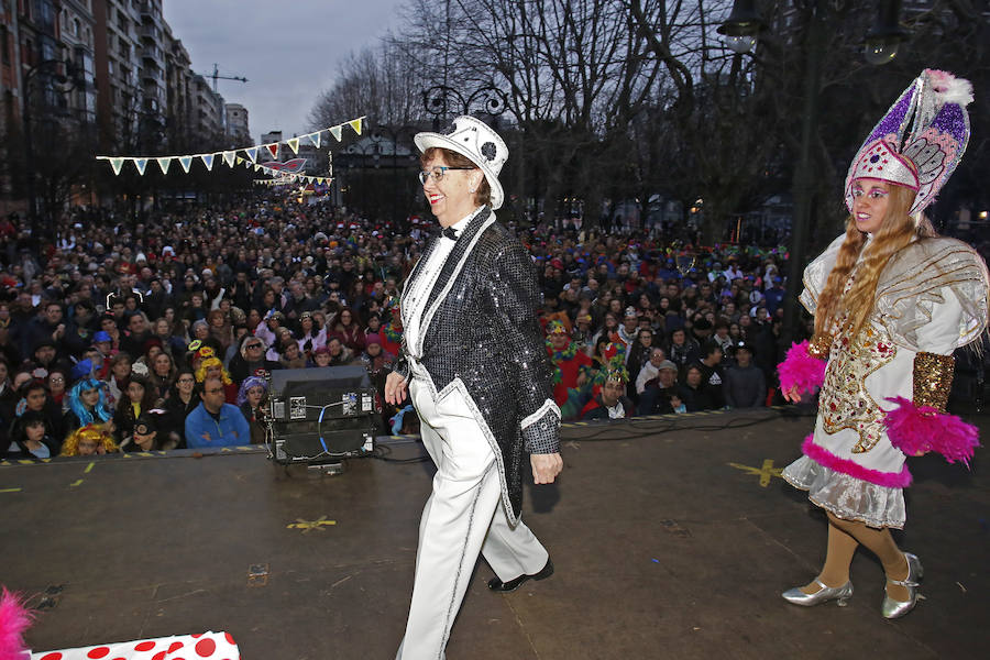 Las charangas gijonesas no perdieron la gracia ni aún bajo la lluvia. Begoña se convirtió en su pasarela camino al escenario que encumbraría este martes a Los Restallones como reyes del Carnaval de Gijón 2018