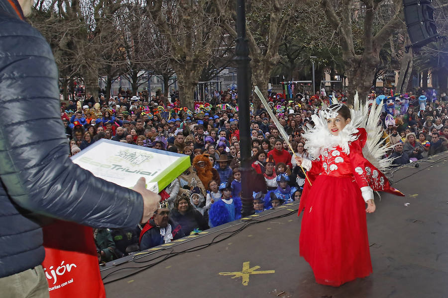 Las charangas gijonesas no perdieron la gracia ni aún bajo la lluvia. Begoña se convirtió en su pasarela camino al escenario que encumbraría este martes a Los Restallones como reyes del Carnaval de Gijón 2018