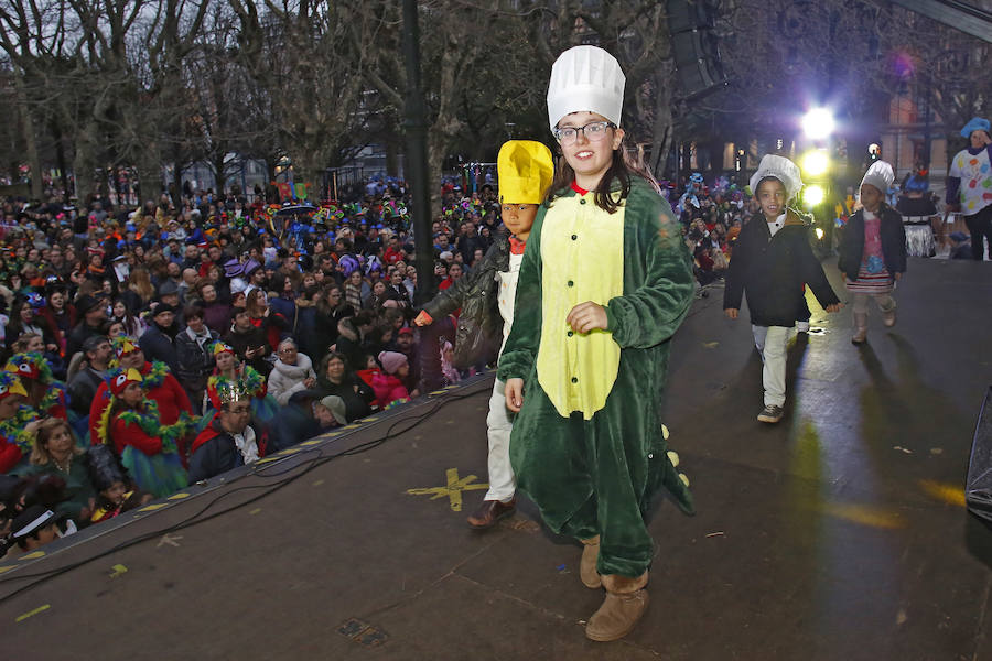 Las charangas gijonesas no perdieron la gracia ni aún bajo la lluvia. Begoña se convirtió en su pasarela camino al escenario que encumbraría este martes a Los Restallones como reyes del Carnaval de Gijón 2018