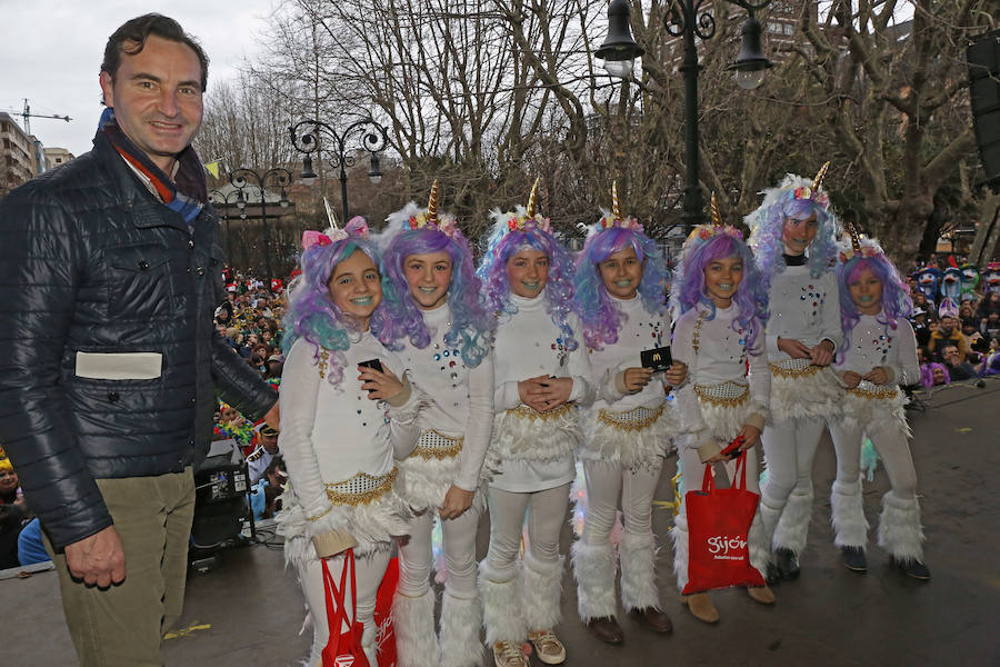 Las charangas gijonesas no perdieron la gracia ni aún bajo la lluvia. Begoña se convirtió en su pasarela camino al escenario que encumbraría este martes a Los Restallones como reyes del Carnaval de Gijón 2018