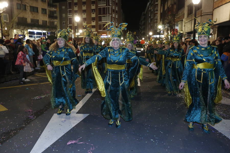 Las charangas hicieron las delicias de los cientos de gijoneses que desafiaron al frío para presenciar el principal desfile del Día de Carnaval