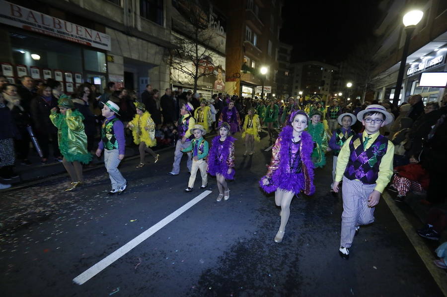 Las charangas hicieron las delicias de los cientos de gijoneses que desafiaron al frío para presenciar el principal desfile del Día de Carnaval