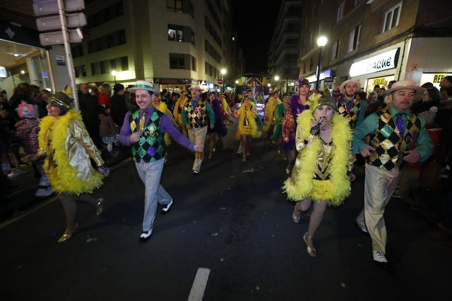 Las charangas hicieron las delicias de los cientos de gijoneses que desafiaron al frío para presenciar el principal desfile del Día de Carnaval