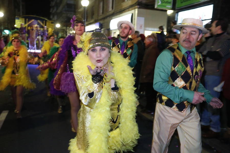 Las charangas hicieron las delicias de los cientos de gijoneses que desafiaron al frío para presenciar el principal desfile del Día de Carnaval