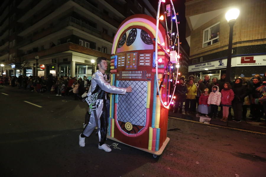 Las charangas hicieron las delicias de los cientos de gijoneses que desafiaron al frío para presenciar el principal desfile del Día de Carnaval