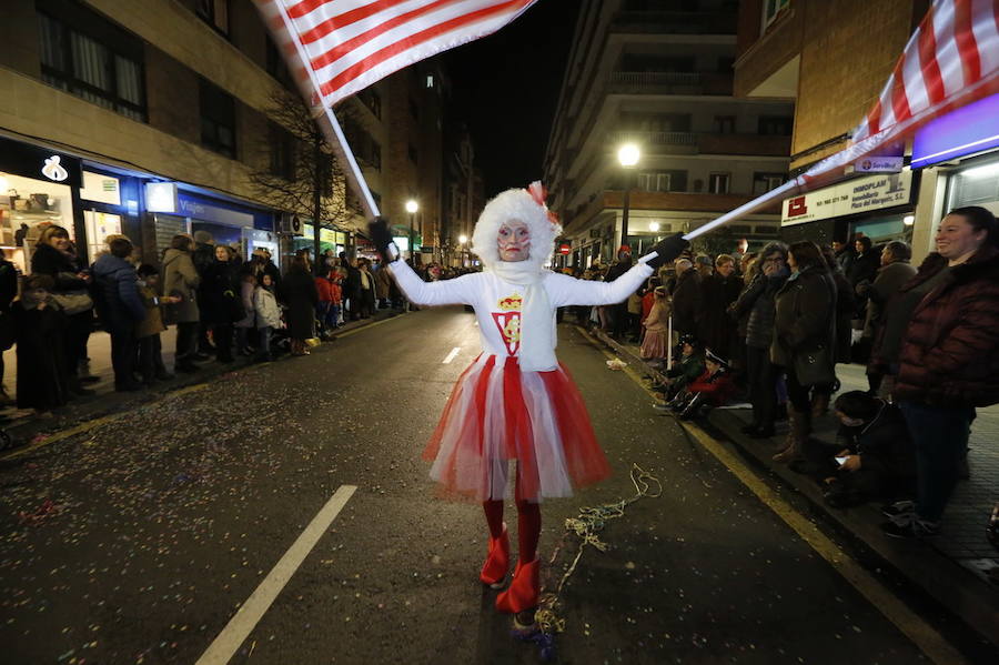 Las charangas hicieron las delicias de los cientos de gijoneses que desafiaron al frío para presenciar el principal desfile del Día de Carnaval