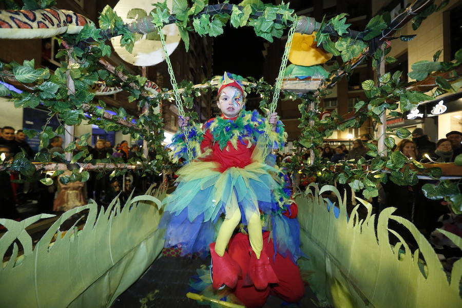 Las charangas hicieron las delicias de los cientos de gijoneses que desafiaron al frío para presenciar el principal desfile del Día de Carnaval