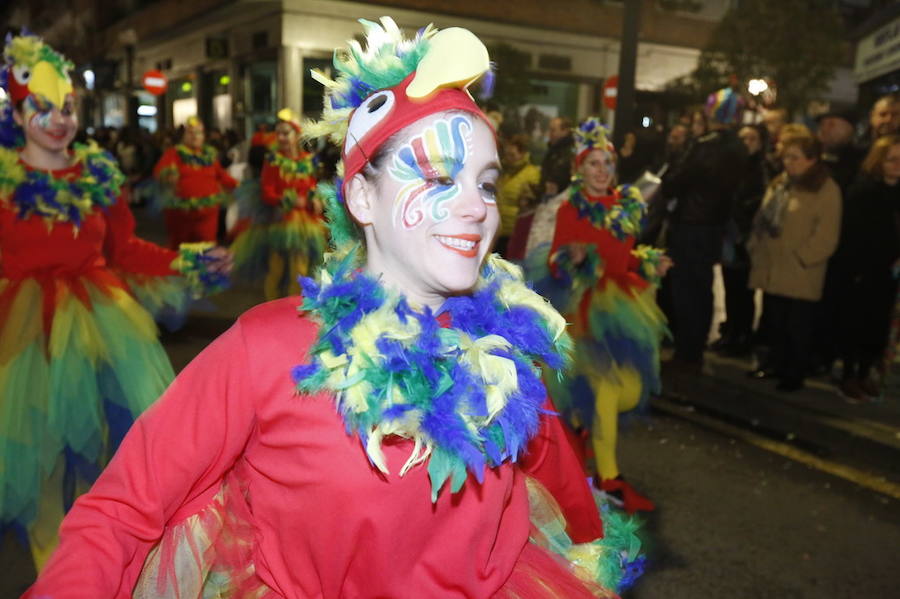 Las charangas hicieron las delicias de los cientos de gijoneses que desafiaron al frío para presenciar el principal desfile del Día de Carnaval