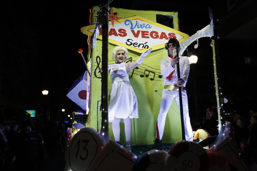 Las charangas hicieron las delicias de los cientos de gijoneses que desafiaron al frío para presenciar el principal desfile del Día de Carnaval