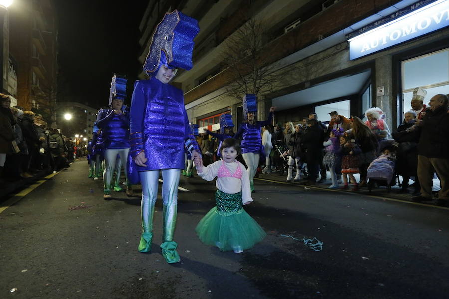 Las charangas hicieron las delicias de los cientos de gijoneses que desafiaron al frío para presenciar el principal desfile del Día de Carnaval