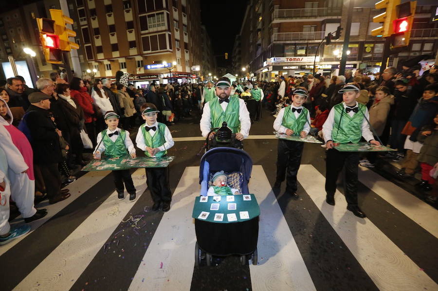 Las charangas hicieron las delicias de los cientos de gijoneses que desafiaron al frío para presenciar el principal desfile del Día de Carnaval