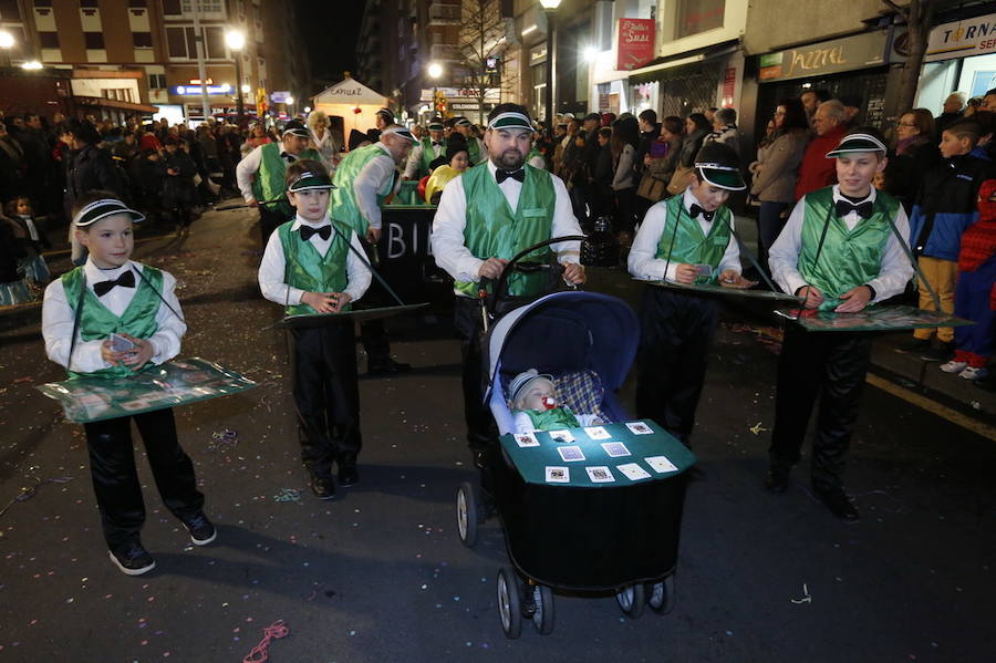 Las charangas hicieron las delicias de los cientos de gijoneses que desafiaron al frío para presenciar el principal desfile del Día de Carnaval