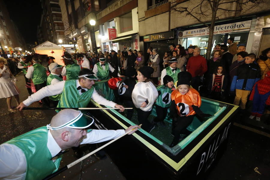 Las charangas hicieron las delicias de los cientos de gijoneses que desafiaron al frío para presenciar el principal desfile del Día de Carnaval