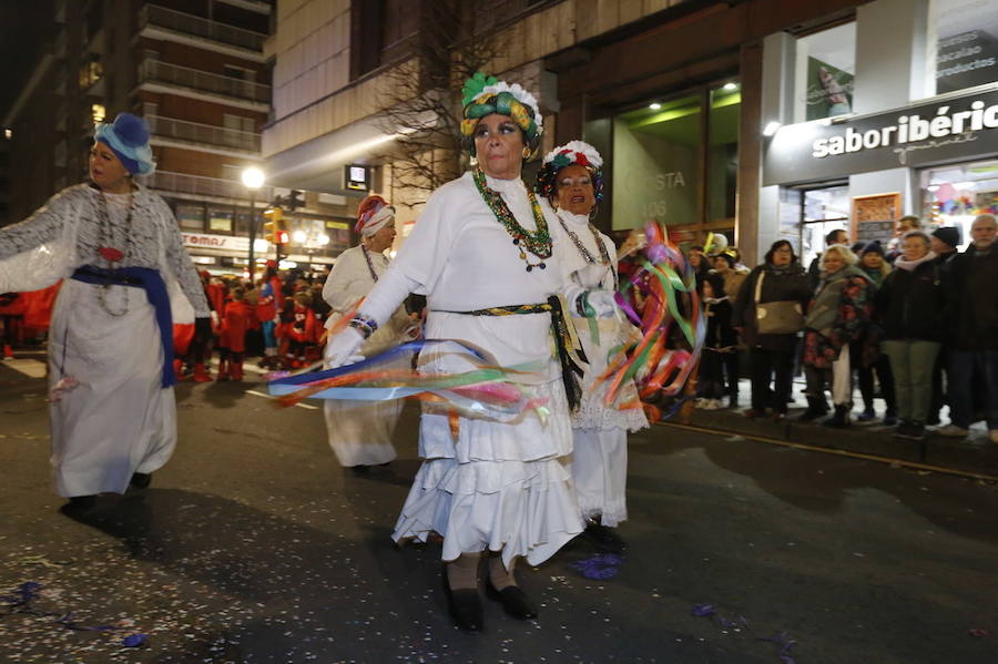 Las charangas hicieron las delicias de los cientos de gijoneses que desafiaron al frío para presenciar el principal desfile del Día de Carnaval