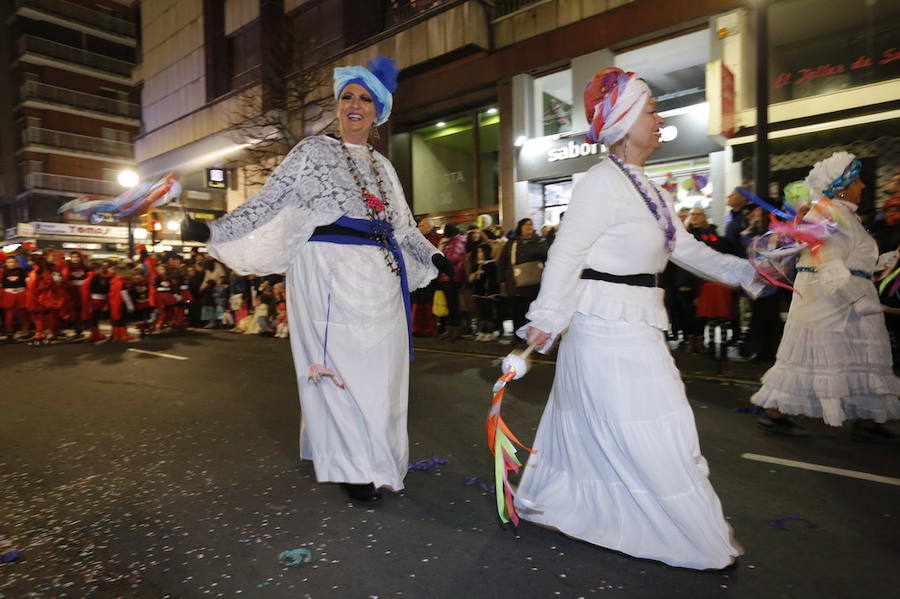 Las charangas hicieron las delicias de los cientos de gijoneses que desafiaron al frío para presenciar el principal desfile del Día de Carnaval