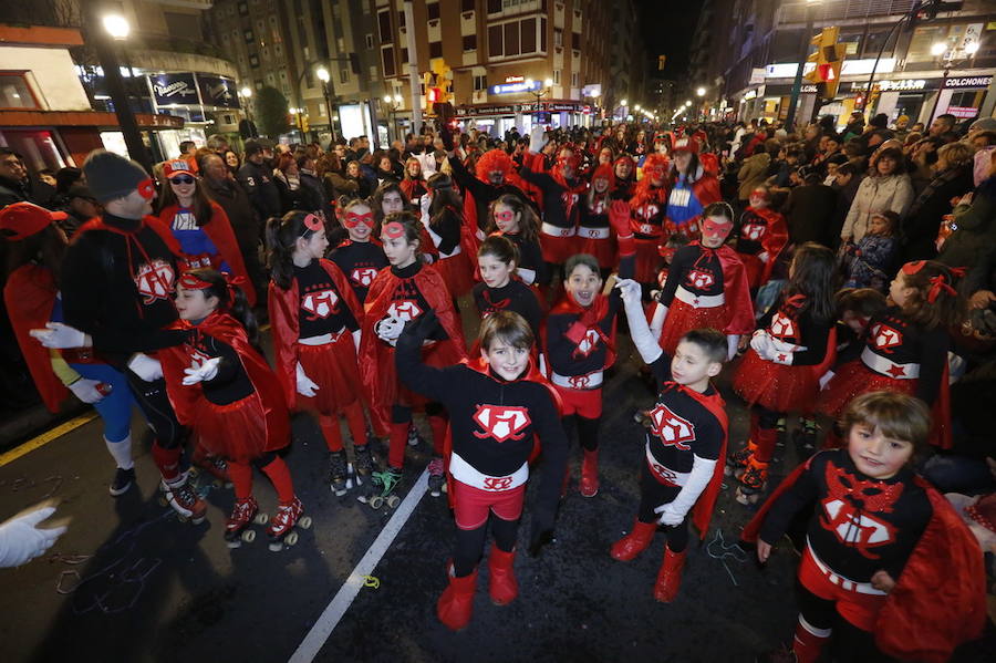 Las charangas hicieron las delicias de los cientos de gijoneses que desafiaron al frío para presenciar el principal desfile del Día de Carnaval
