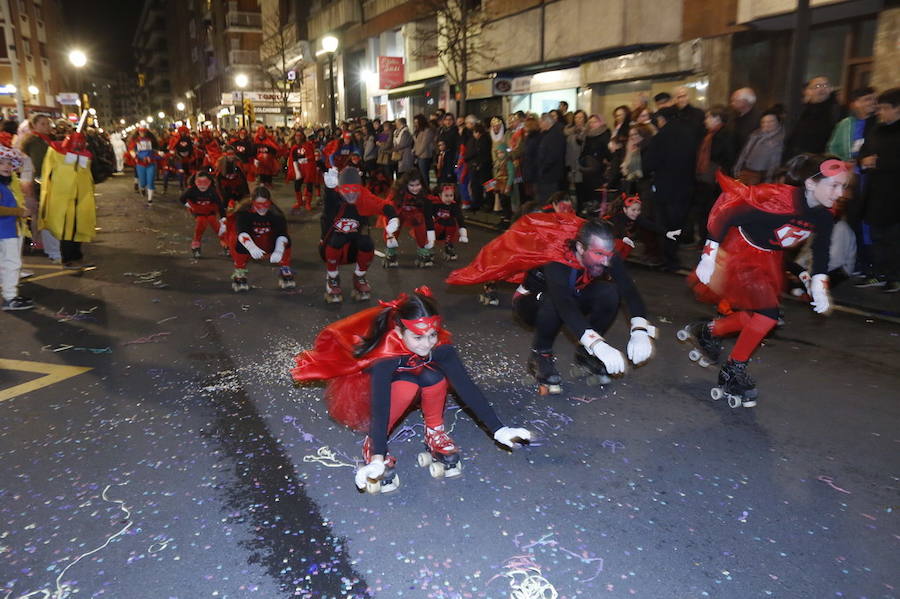 Las charangas hicieron las delicias de los cientos de gijoneses que desafiaron al frío para presenciar el principal desfile del Día de Carnaval
