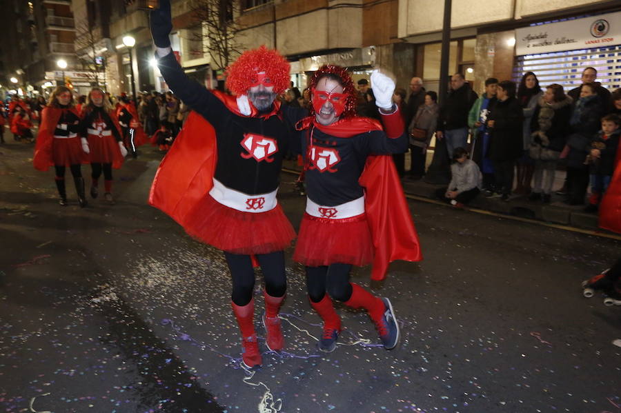 Las charangas hicieron las delicias de los cientos de gijoneses que desafiaron al frío para presenciar el principal desfile del Día de Carnaval