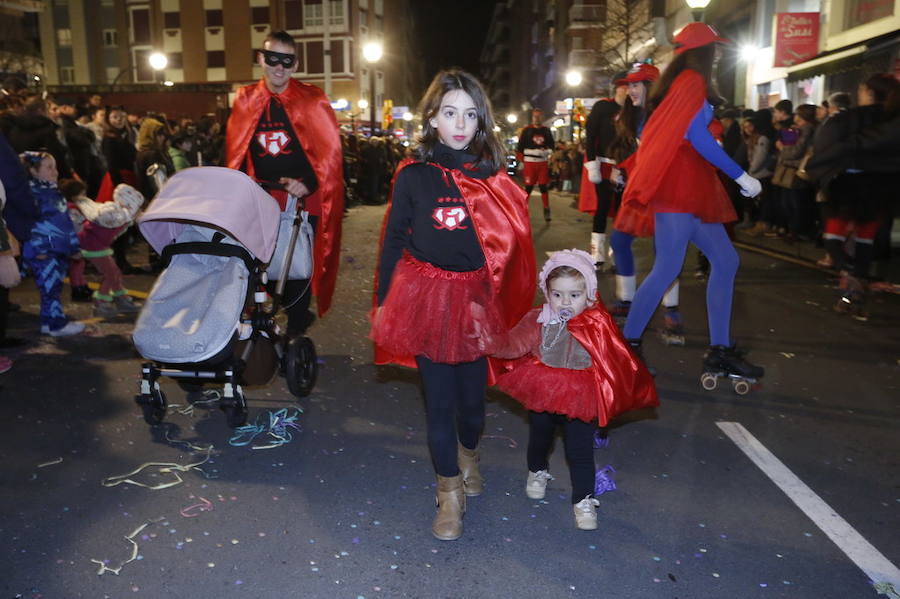 Las charangas hicieron las delicias de los cientos de gijoneses que desafiaron al frío para presenciar el principal desfile del Día de Carnaval