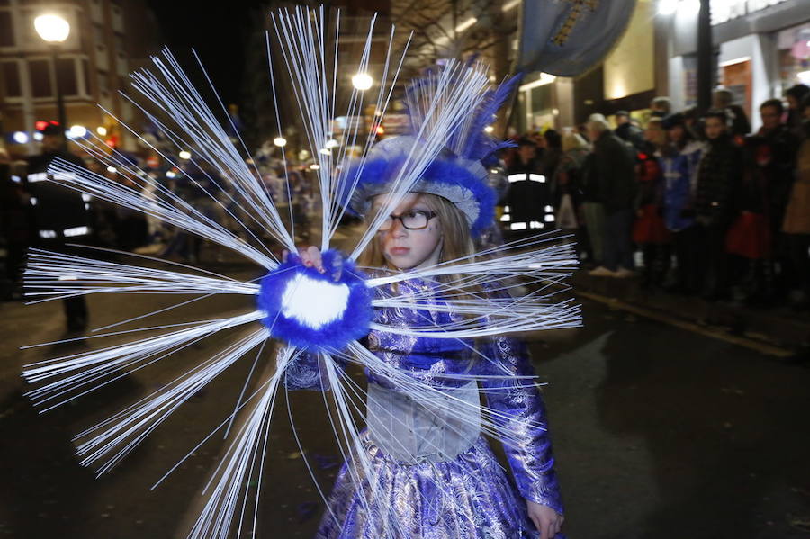Las charangas hicieron las delicias de los cientos de gijoneses que desafiaron al frío para presenciar el principal desfile del Día de Carnaval