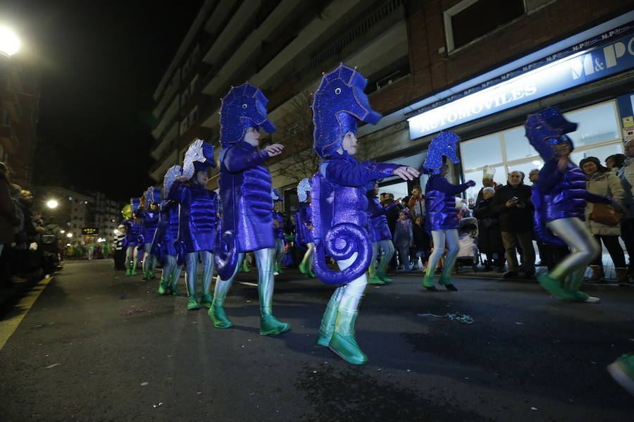 Las charangas hicieron las delicias de los cientos de gijoneses que desafiaron al frío para presenciar el principal desfile del Día de Carnaval