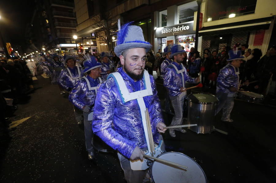 Las charangas hicieron las delicias de los cientos de gijoneses que desafiaron al frío para presenciar el principal desfile del Día de Carnaval