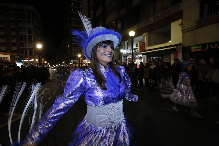 Las charangas hicieron las delicias de los cientos de gijoneses que desafiaron al frío para presenciar el principal desfile del Día de Carnaval