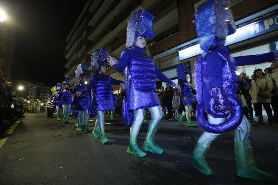Las charangas hicieron las delicias de los cientos de gijoneses que desafiaron al frío para presenciar el principal desfile del Día de Carnaval